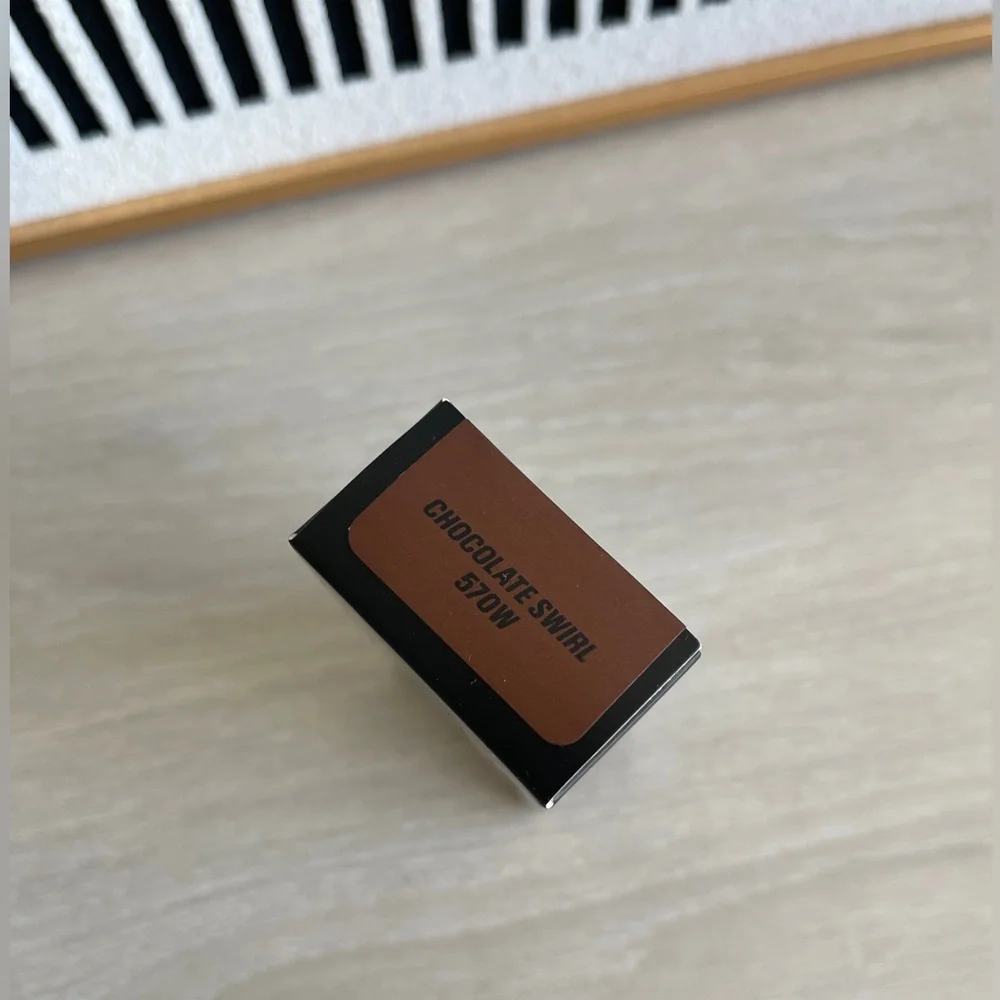 HUDA BEAUTY Easy Blur Natural Airbrush Foundation Niacinamide - Chocolate Swirl